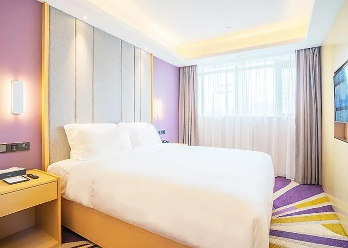 Lavande Hotel Zhaoqing Qixingyan Scenic Spot Yihua International Square